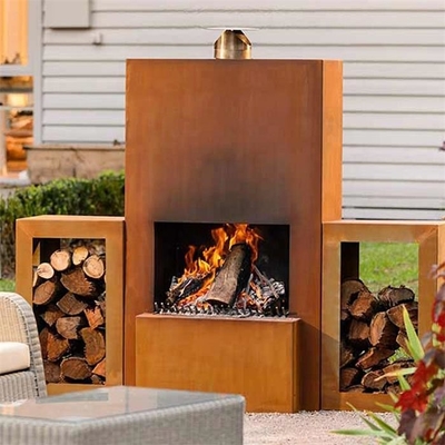 Freistehendes Holz, das Corten Stahl-Firepit brennt