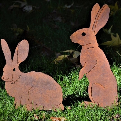 Stehende Garten-Verzierungen Kaninchen Soem-ODM Corten Metall